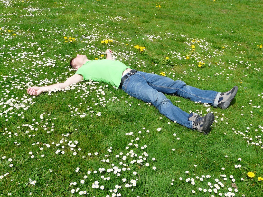 Séance individuelle de sophrologie High Angle View of Lying Down on Grass